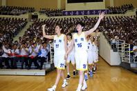 韩朝统一篮球赛开幕 双方队员手拉手入场