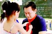 7岁女儿目睹爸爸救起落水母子 自制奖状颁奖(图)