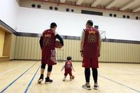 黄晓明晒祖孙三代打篮球照 感恩媳妇为爱为家默默付出