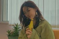 王菲有女初长成!13岁李嫣涂指甲油戴大耳环星味足
