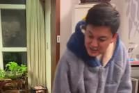 “村长”李锐近照曝光穿家居服做家务 女儿跳跳贴心帮忙