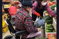 网友菜市场偶遇68岁洪金宝 戴口罩坐轮椅独自买菜身影落寞