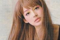 李沁日系爱豆造型旧照曝光 金黄长发搭配彩色眼妆气质大不同