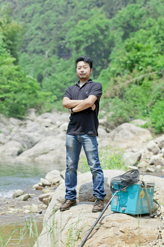 周卓诚在浙江山区准备浮潜采样。受访者供图