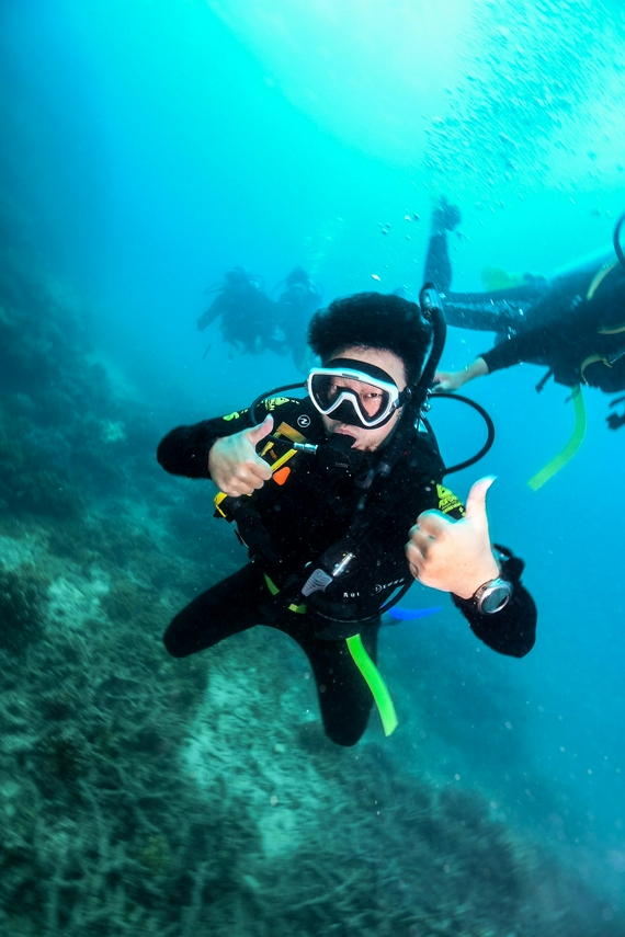 周卓诚潜水考察珊瑚礁健康状况。受访者供图