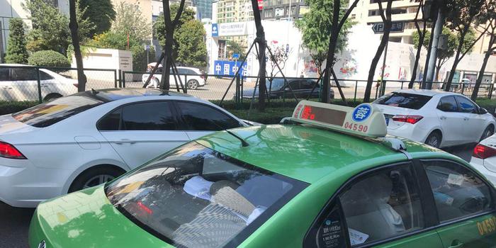 "单手飙车 成都两名出租车司机遭罚