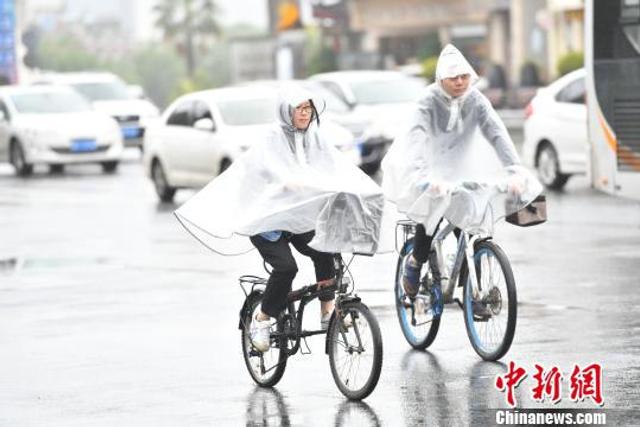 成都立夏后降雨降温 市民加厚衣物出行新浪图片 9492