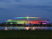 成都大运会闭幕日 市民齐聚火炬塔下观看圣火