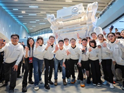 成都世界科幻大会现场直击：郭帆、吴京为9米高巨型“笨笨”揭幕