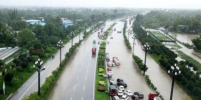 吳亞飛 陳昊 8月16日,記者從龍泉驛區交警大隊獲悉,因持續強降雨,轄區