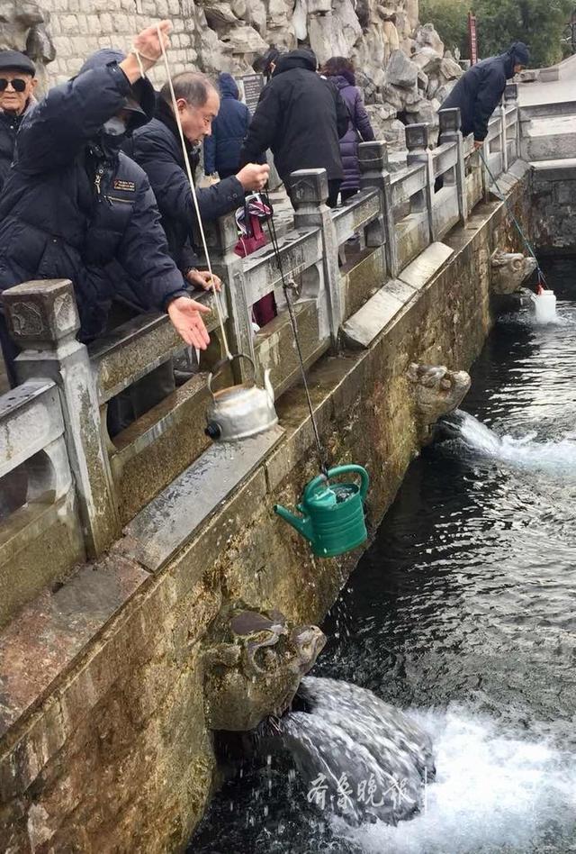 寒风挡不住汲泉人 黑虎泉畔打水忙