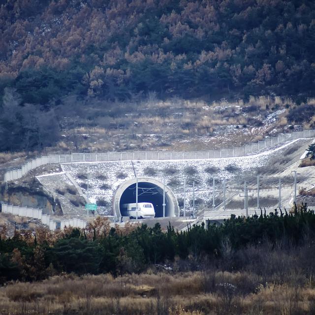 摄于威海市环翠区塔山公园望海石山头,动车穿越陶家夼隧道