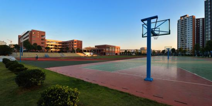 从泰山学院附属中学到中心医院,驾车