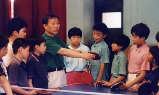 图说：柯元忻辅导小球员 网络图