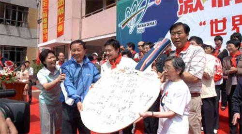 图说：2005年上海世乒赛期间何智丽（前左三）回母校，看望柯元忻（左二） 网络图