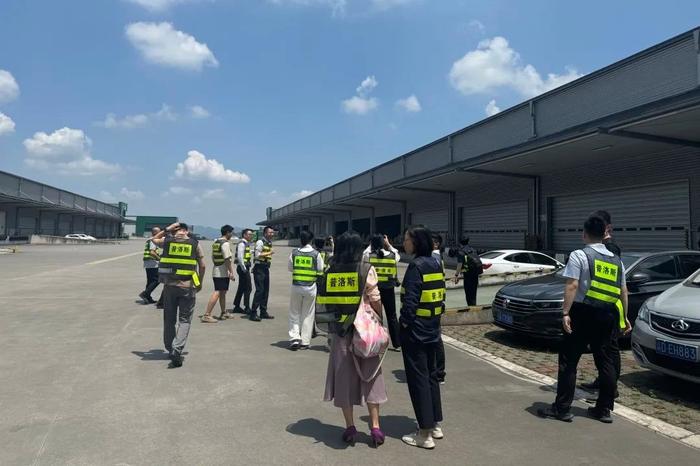 2024年5月,中金普洛斯REIT投资人开放日现场,投资者一行调研走访普洛斯(重庆)城市配送物流中心