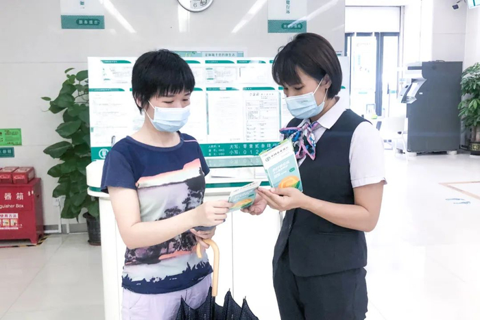 农行深圳分行网点工作人员向客户介绍农行社保卡“快e达”服务 图片来源网络