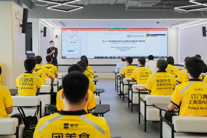 ▲美团联合深职院面向在岗外卖骑手进行“无人机飞手”培训 （李言 摄）