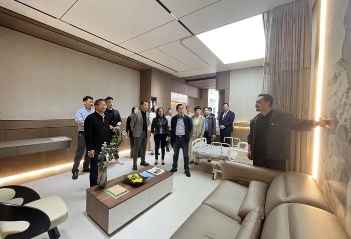 (调研组一行参观睿住建筑科技装配式医养空间展厅)