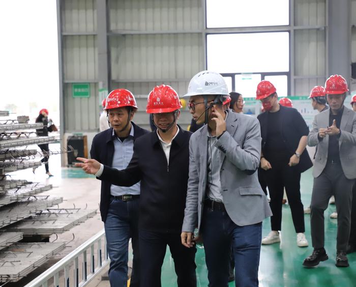 (调研组一行参观预制构件智能产线)