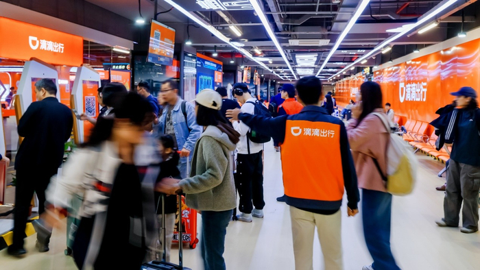 图为：乘客在大兴机场网约车候车区等待