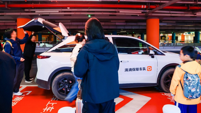 图为：保障车队正在接驾