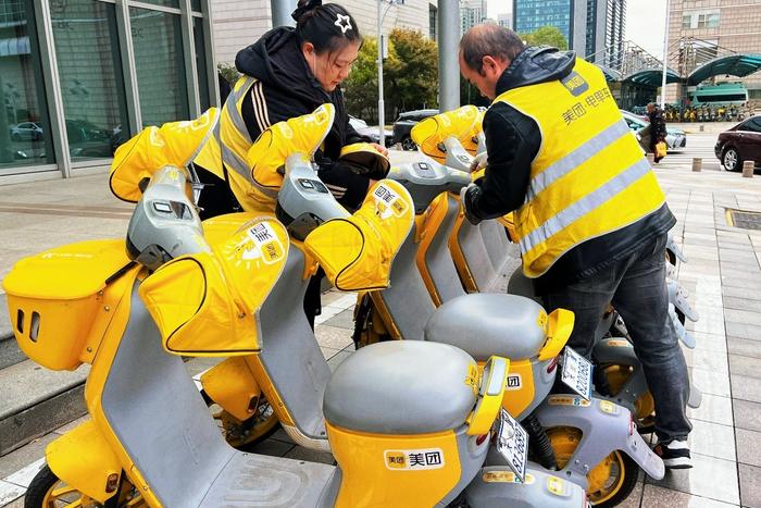 ▲北京、天津等全国各地的美团单车、电单车纷纷装上了暖暖手套 摄影:王咪
