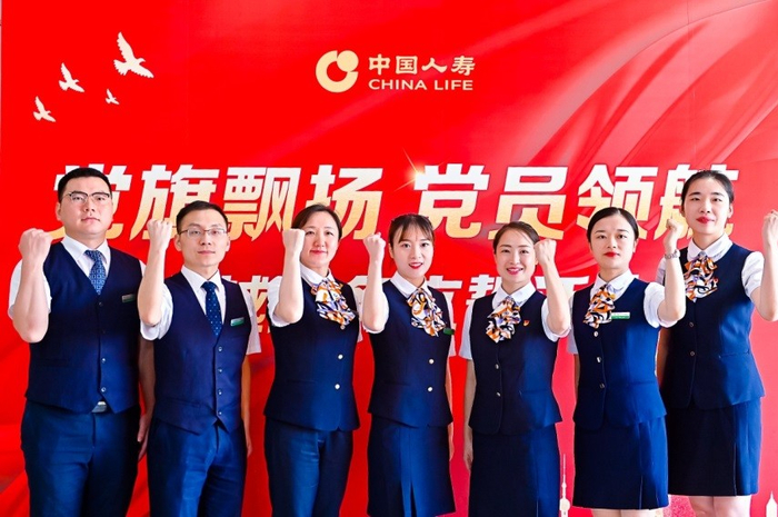 图：党旗飘扬，党员领航
