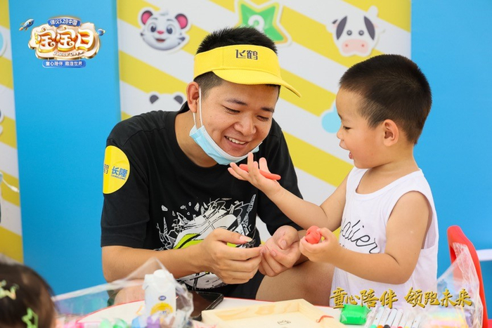 （宝宝向爸爸“炫耀”自己刚捏出的太空胡萝卜）