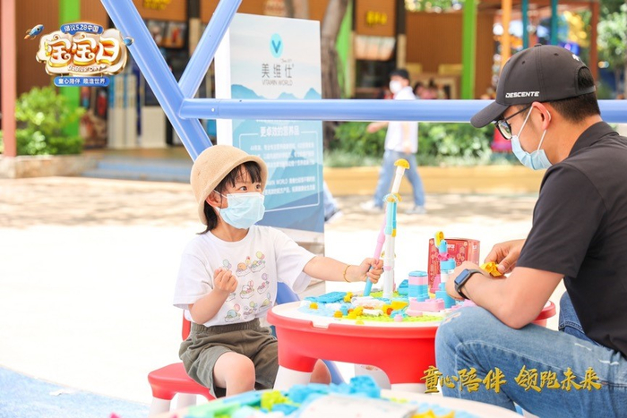 （爸爸，我们比一比谁搭的最高）