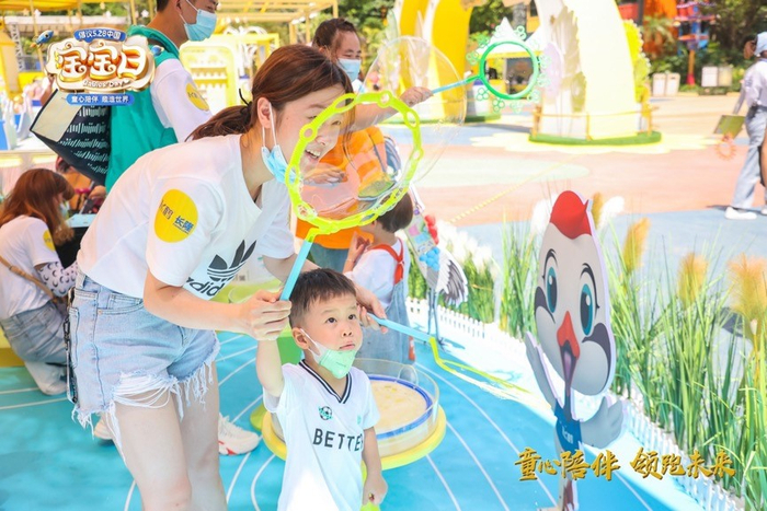 （妈妈，看看谁吹的泡泡最大）