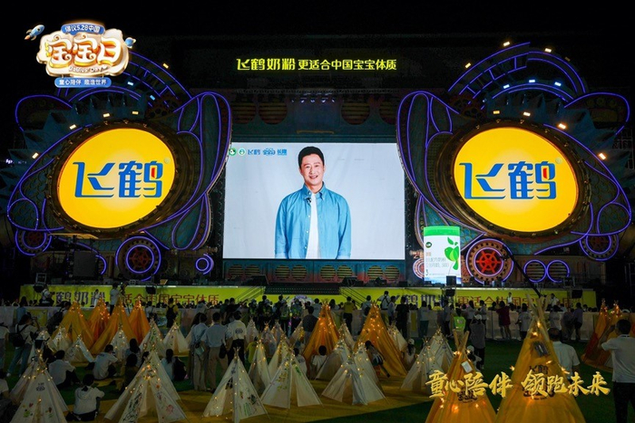 （吴京在视频中祝中国宝宝们节日快乐）