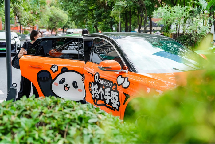 （乘客乘坐熊猫主题彩蛋车）