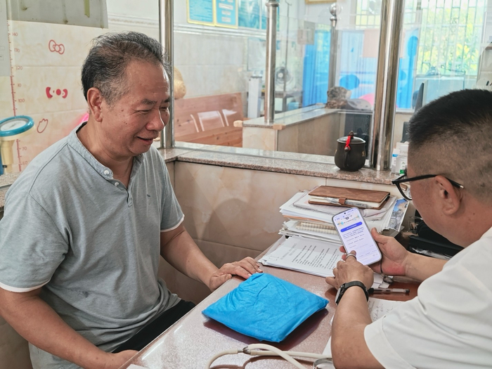 图：村医使用阿福辅助诊疗