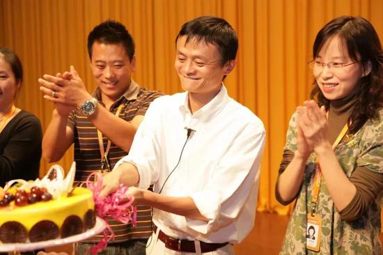 阿里铁军庆祝宴（左二为李立恒）