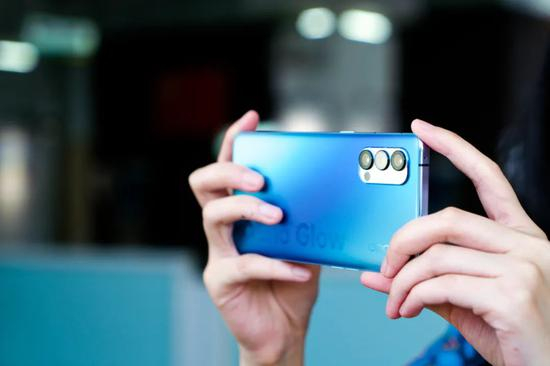 　OPPO Reno4 Pro能打的不只有高颜值，还有强悍的影像功能和65W超级闪充。/photo by sunsun