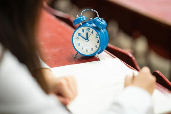 人生有很多事只能硬着头皮上，包括考试。/图虫创意