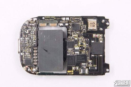 50W 超闪饼干充电器拆解后 PCB 板背面 图源于充电头网