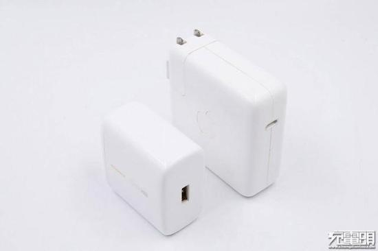 左：OPPO 65W 充电器比右：苹果 61W 充电器体积要小许多