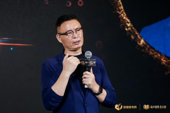 著名作家、茅盾文学奖得主麦家在拼多多“众声创作者计划”盛夏发布会发表主题演讲，并宣布入驻“众声创作者计划”。（摄影：吴志良）