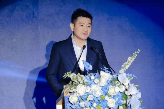 泸州老窖销售有限公司总经理张彪为颁奖盛典致辞