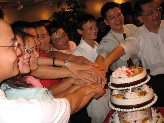 阿里铁军庆祝宴（左五为李立恒）