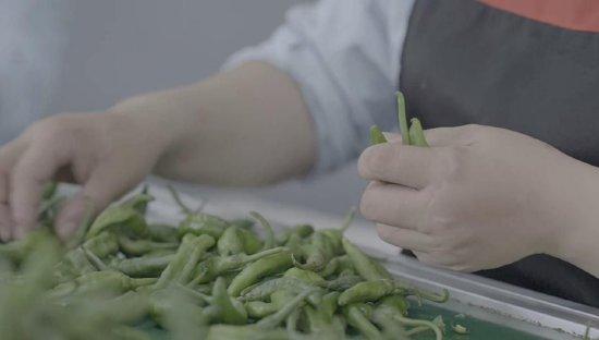 ▲在阳雀湖公司内,工人正在对樟树港辣椒进行分级 周翼▕摄