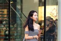街拍:在脚腕缠缠绕绕的美女,更多女人味儿(图)