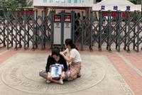 成都高中生坠亡事件:母亲想要一个解释,何至于此