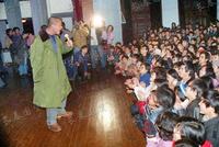 张艺谋34年前唱歌旧照曝光,穿军大衣模样青涩