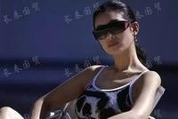 巩俐33年前泳装旧照曝光,身材纤细甜美可人.图