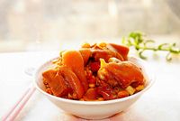 三伏天的开胃硬菜，黄豆搭上它美容养颜还解馋