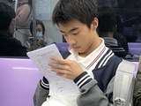 地铁里做英语试题的男生