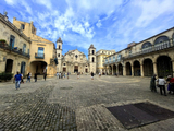 我走进哈瓦那老城的大教堂广场